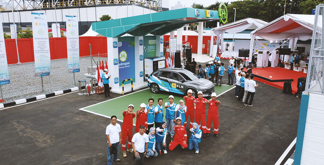 Tim Envidata dan segenap tim PLN Indonesia Power berfoto bersama di area Hydrogen Refueling Station, Senayan - jakarta.